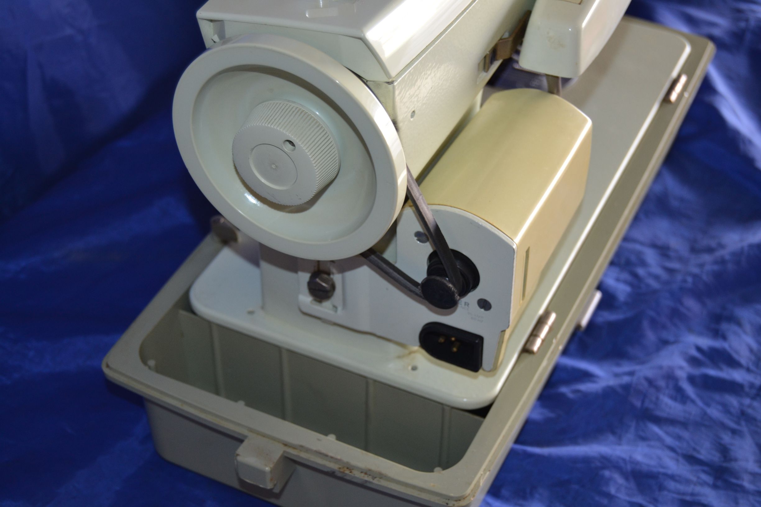 SINGER 252 FASHION MATE ZIGZAG & STRAIGHT STITCH SEWING MACHINE